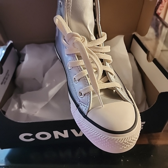 Converse Chuck Taylor leather Metallic Silver, High Tips. Brand New In Box. 6.5 - Picture 5 of 6